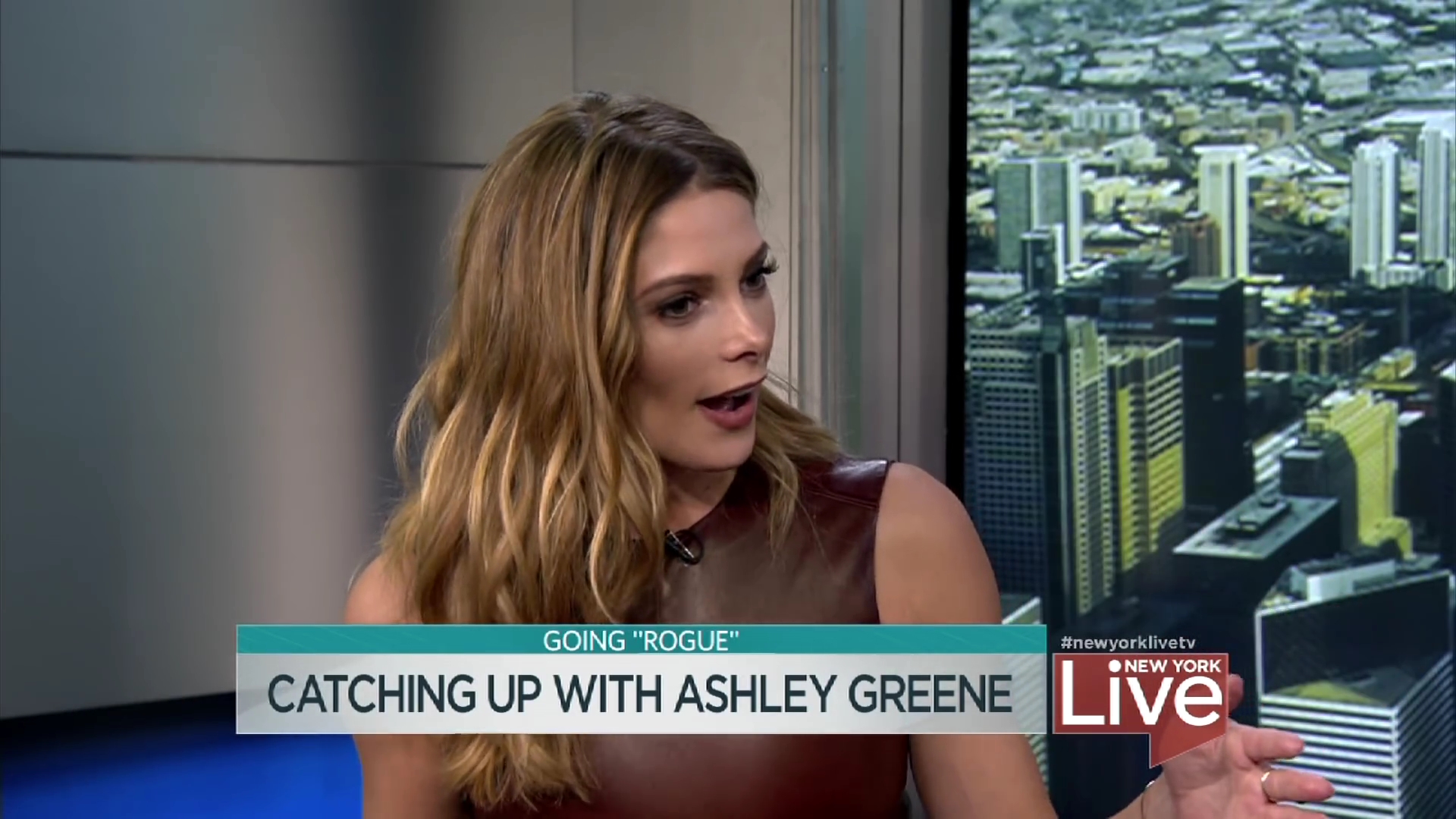 Ashley-Greene-dot_nl-6april2016HuffPostLive0164.jpg