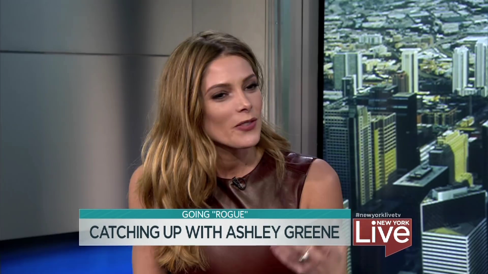 Ashley-Greene-dot_nl-6april2016HuffPostLive0168.jpg