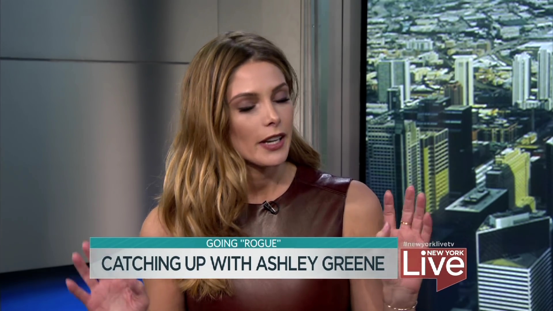 Ashley-Greene-dot_nl-6april2016HuffPostLive0199.jpg