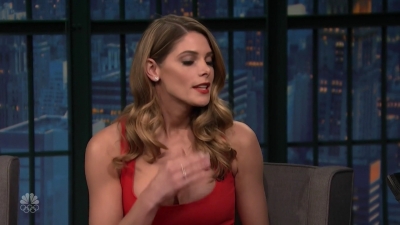 Ashley-Greene-dot_nl-6april2016LateNightwithSethMeyers0520.jpg