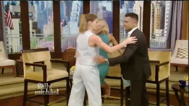 Ashley-Greene-dot_nl-7april2016LiveWithKellyAndMichael0014.jpg