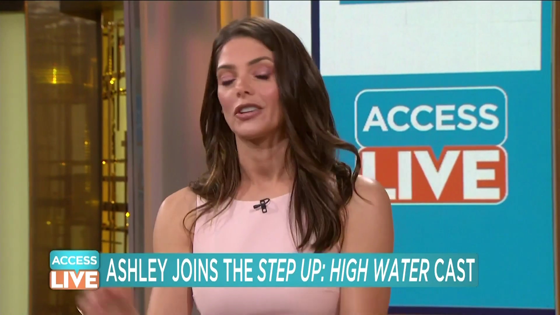 Ashley-Greene-dot-nl_2019AccesHollywood0124.jpg