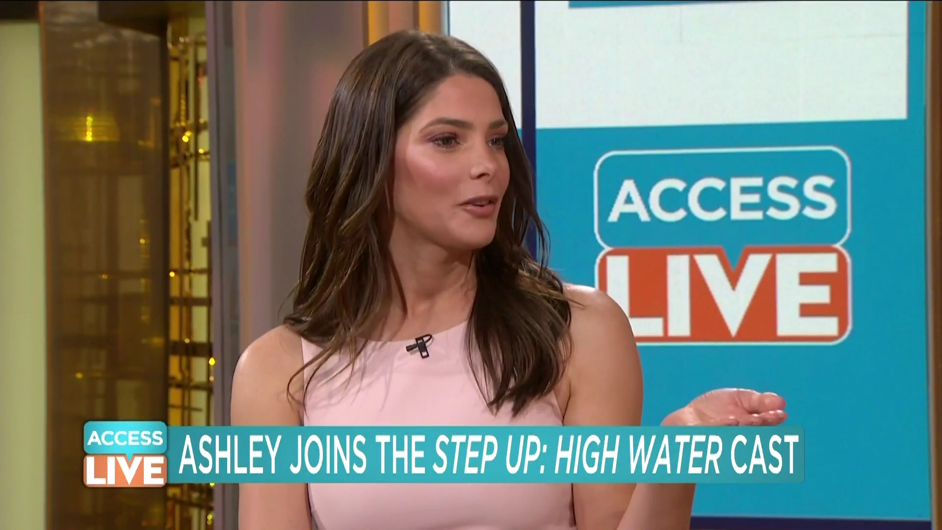 Ashley-Greene-dot-nl_2019AccesHollywood0128.jpg