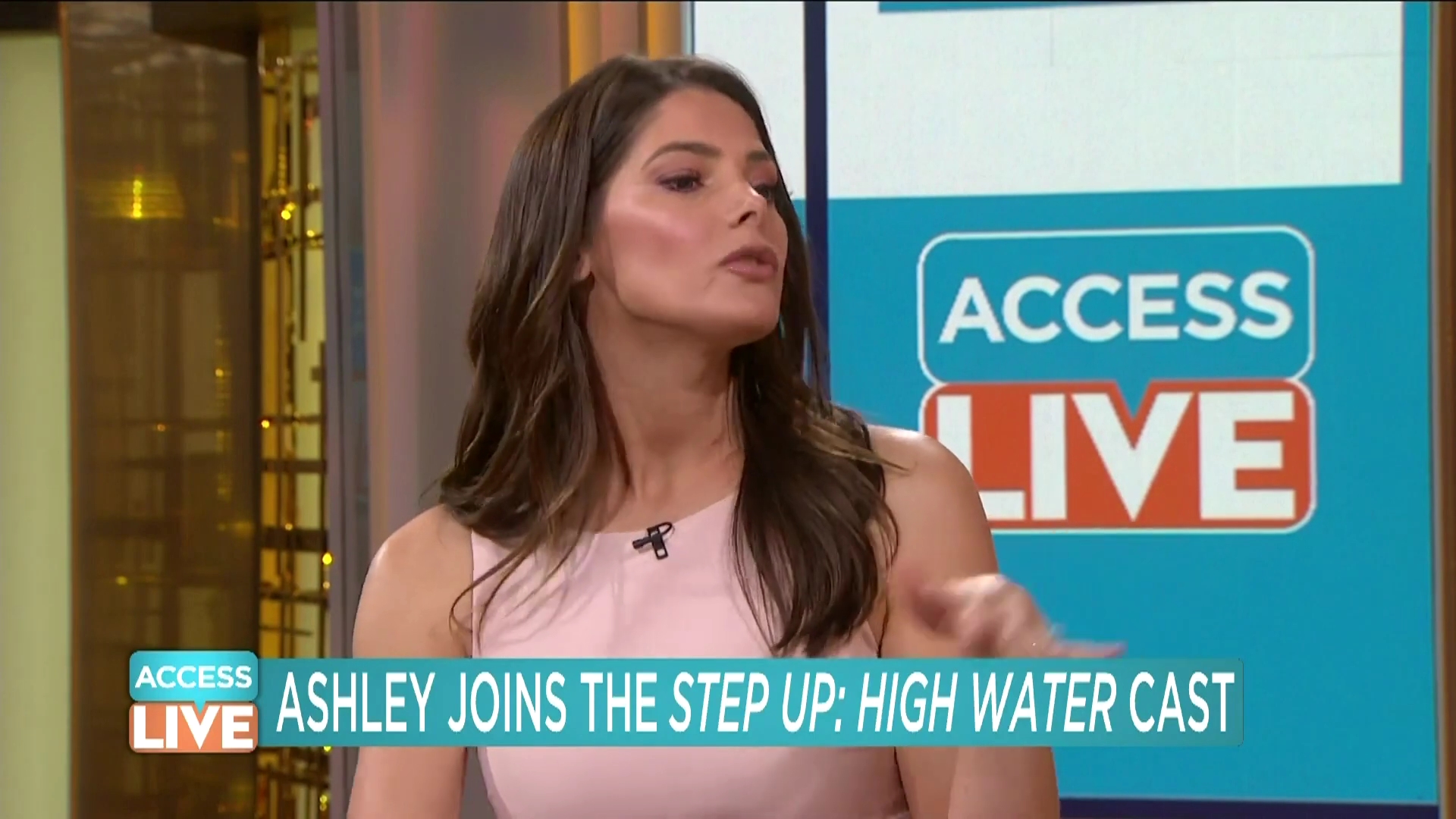 Ashley-Greene-dot-nl_2019AccesHollywood0130.jpg