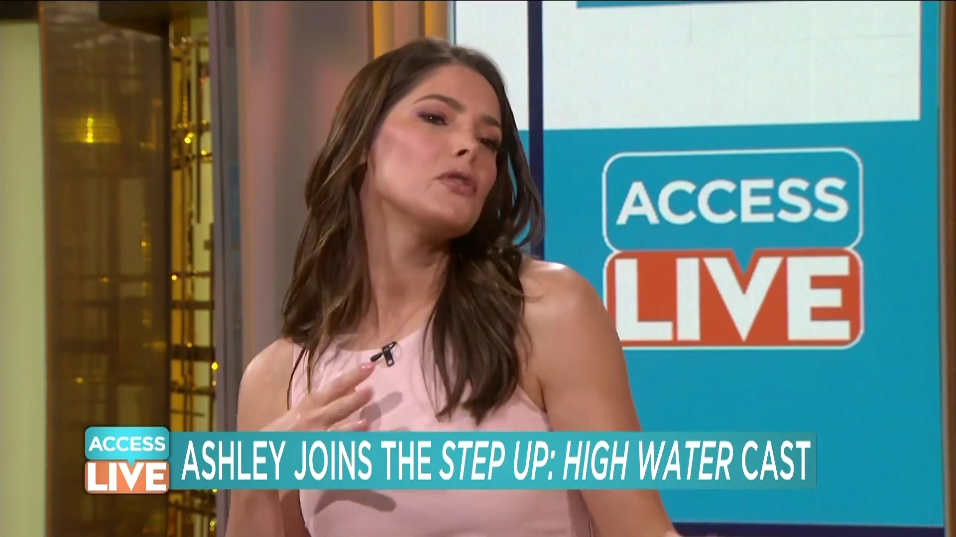 Ashley-Greene-dot-nl_2019AccesHollywood0131.jpg