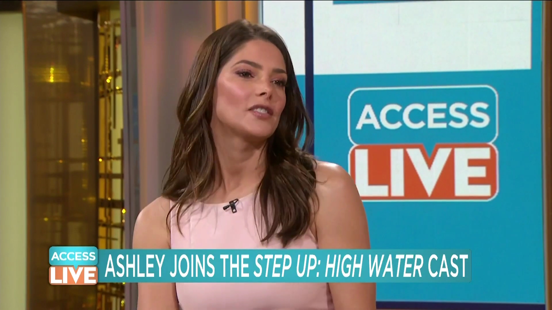 Ashley-Greene-dot-nl_2019AccesHollywood0132.jpg
