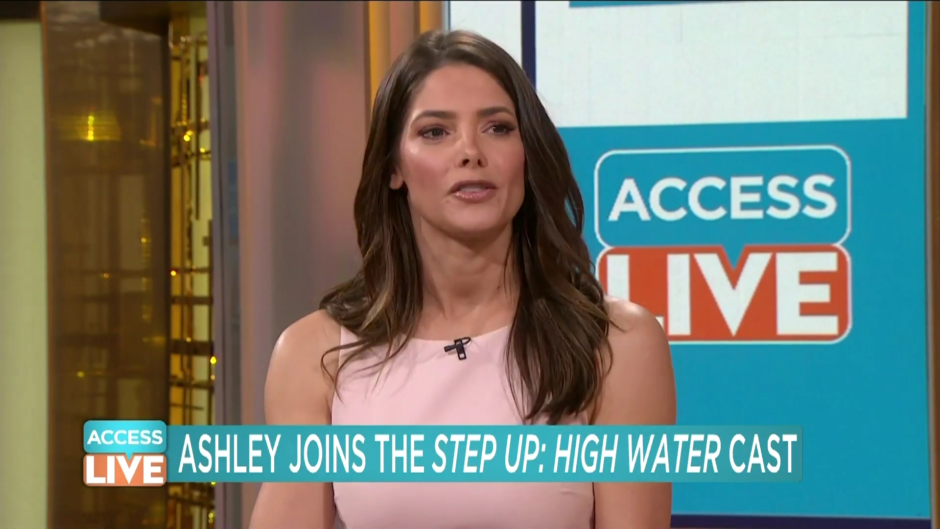Ashley-Greene-dot-nl_2019AccesHollywood0138.jpg