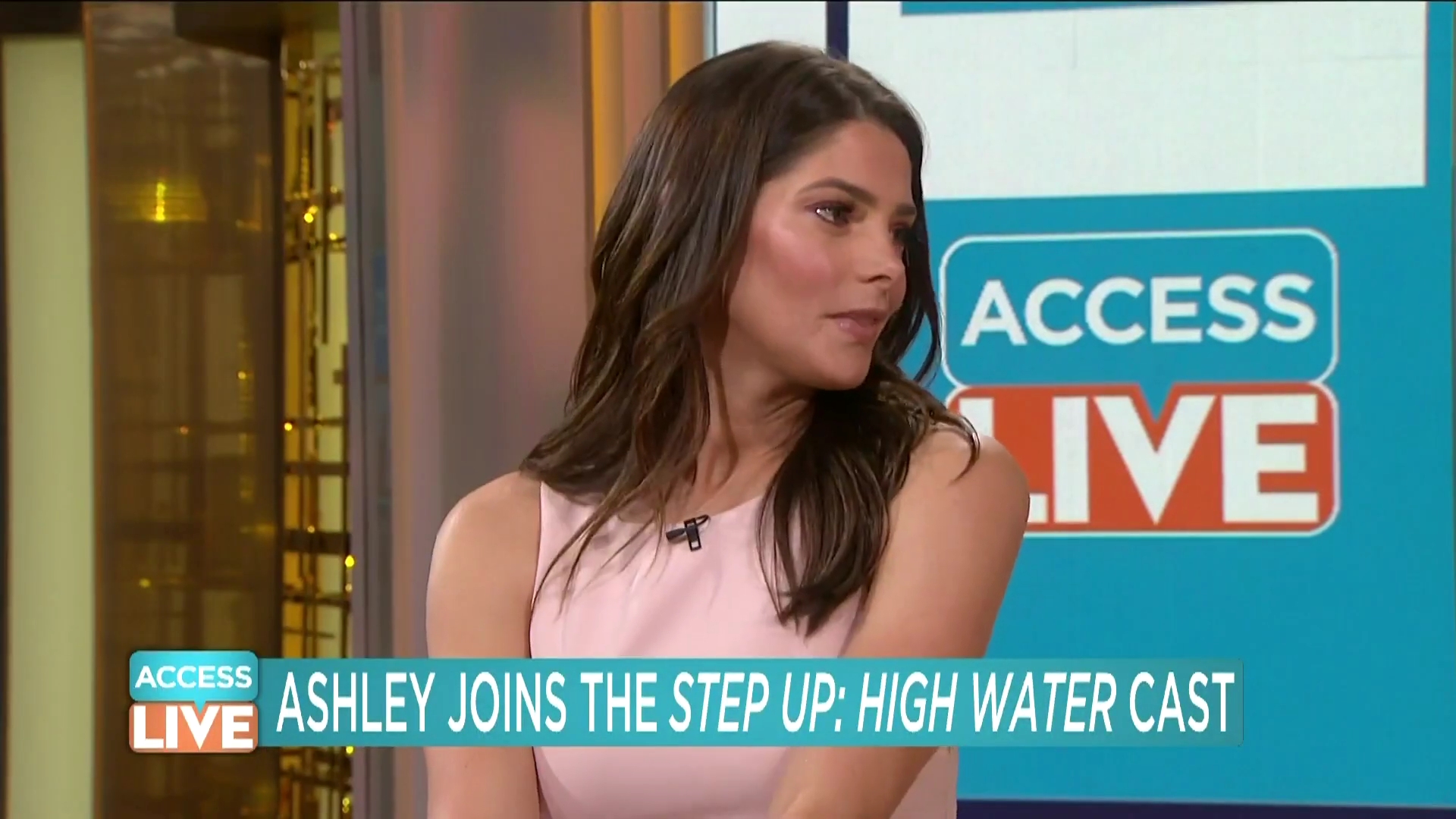 Ashley-Greene-dot-nl_2019AccesHollywood0179.jpg