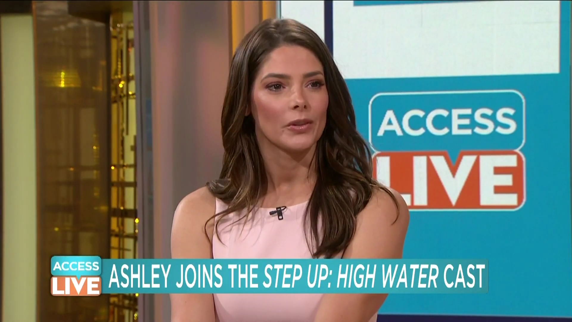 Ashley-Greene-dot-nl_2019AccesHollywood0182.jpg