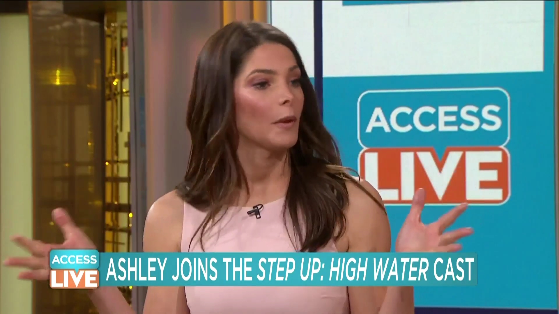 Ashley-Greene-dot-nl_2019AccesHollywood0220.jpg