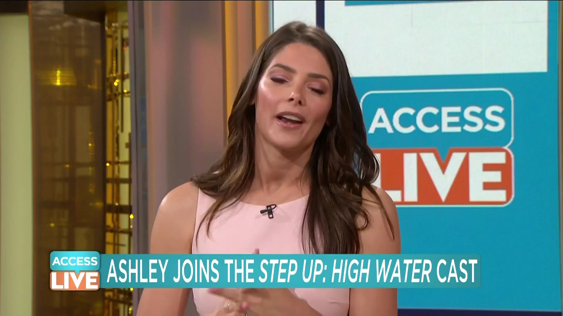 Ashley-Greene-dot-nl_2019AccesHollywood0225.jpg