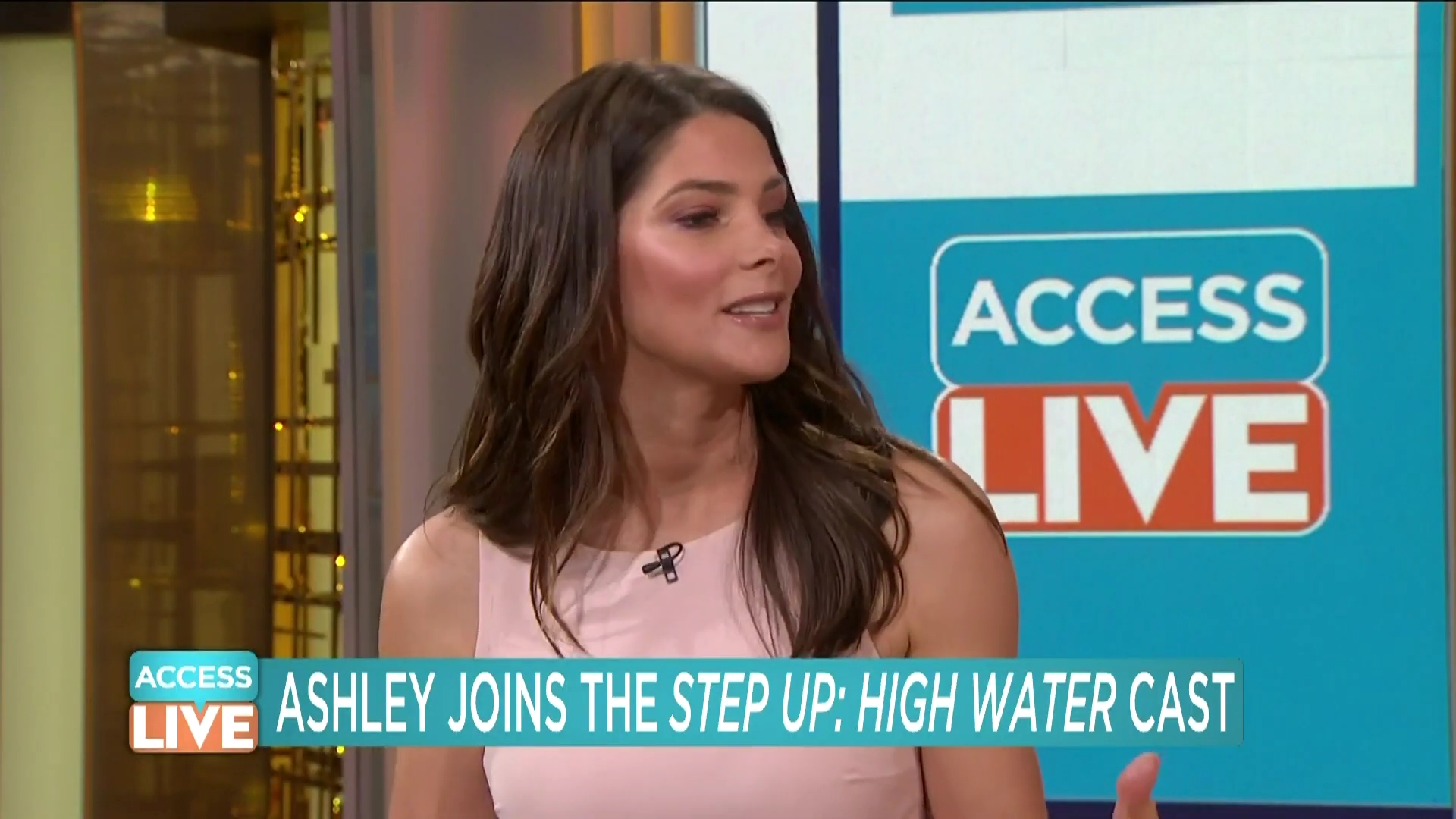 Ashley-Greene-dot-nl_2019AccesHollywood0230.jpg