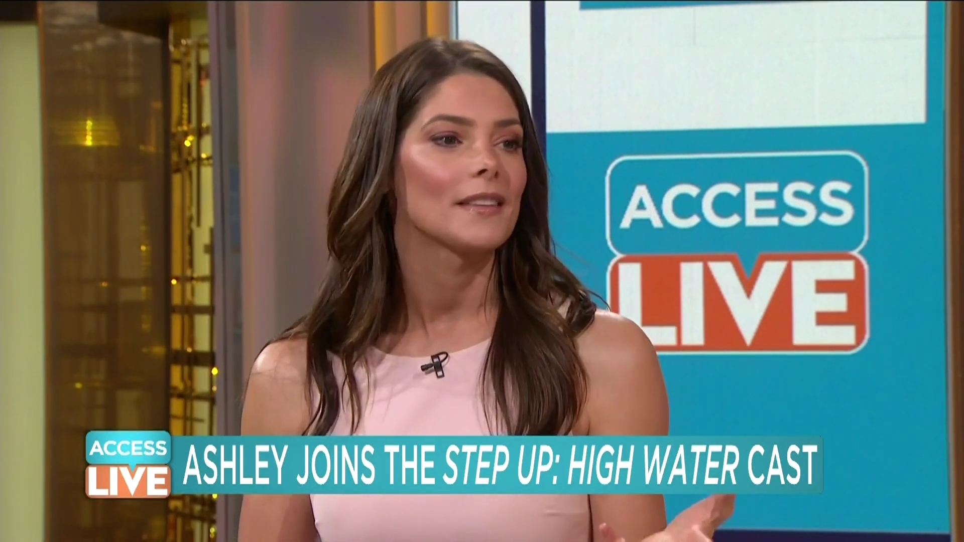 Ashley-Greene-dot-nl_2019AccesHollywood0278.jpg