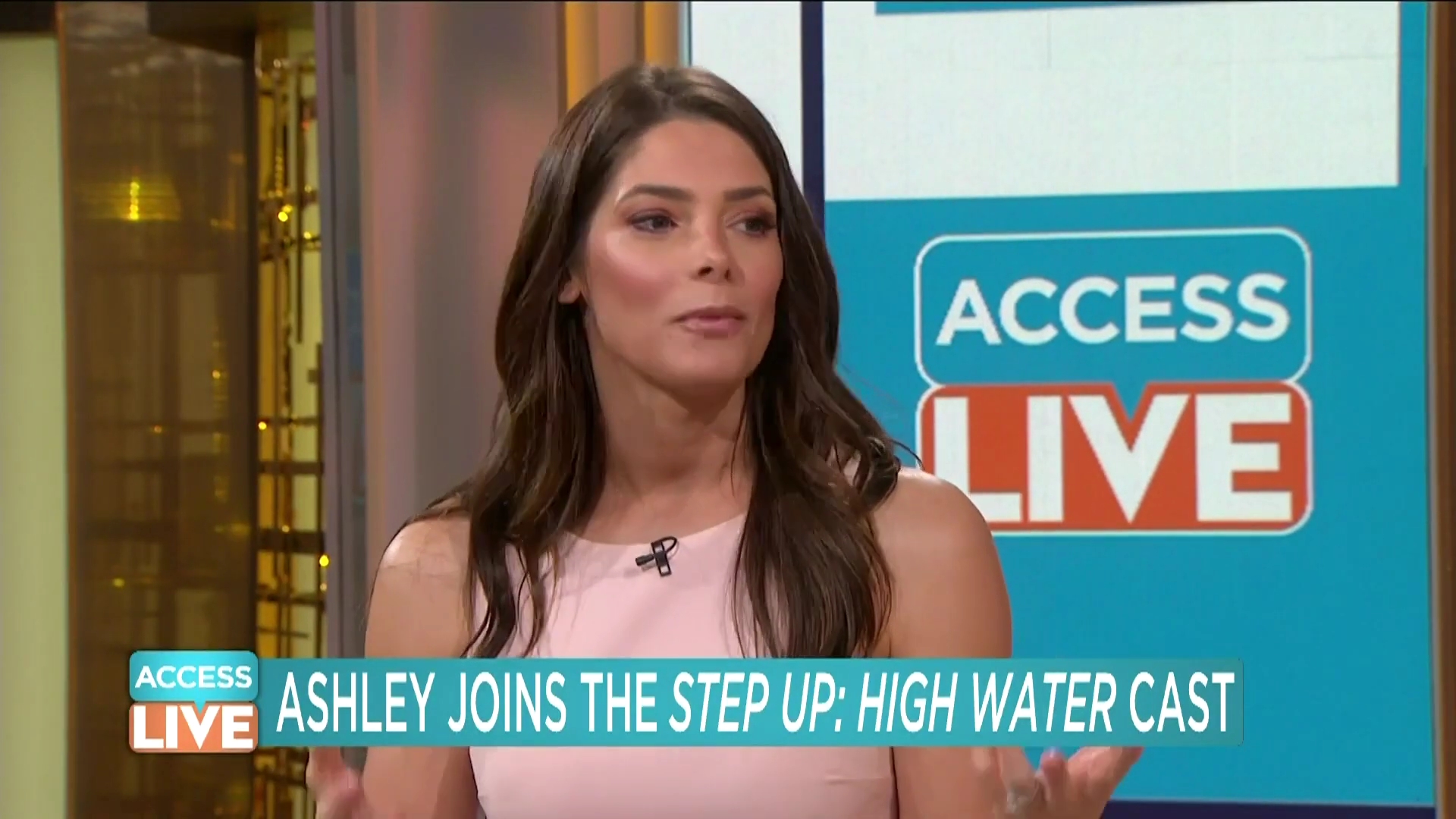 Ashley-Greene-dot-nl_2019AccesHollywood0279.jpg