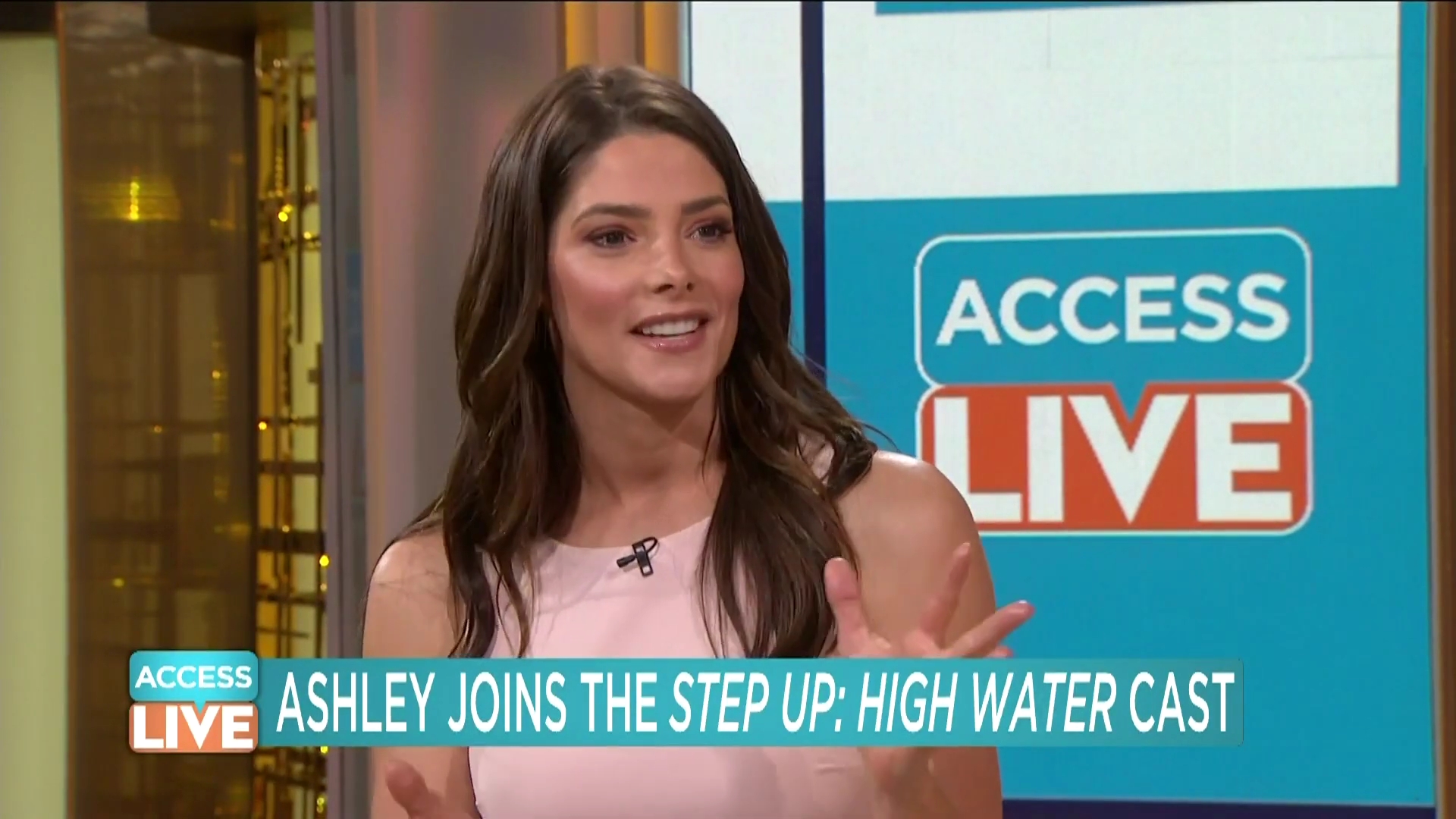 Ashley-Greene-dot-nl_2019AccesHollywood0282.jpg