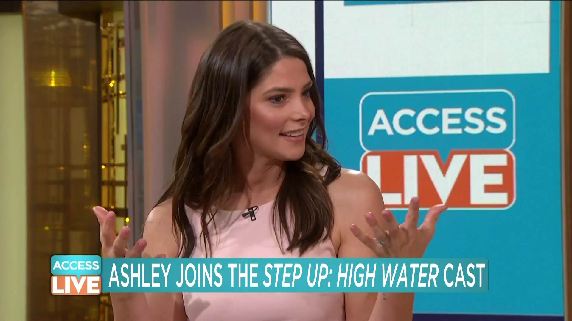Ashley-Greene-dot-nl_2019AccesHollywood0285.jpg