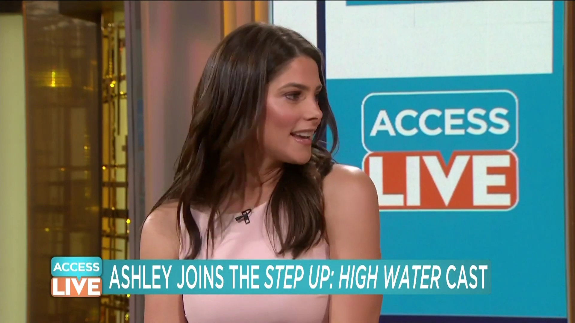 Ashley-Greene-dot-nl_2019AccesHollywood0287.jpg