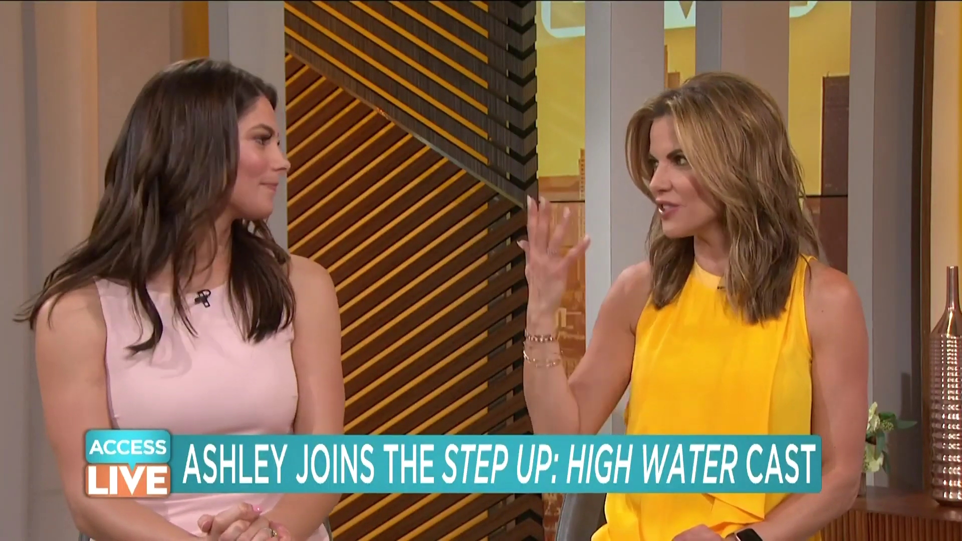 Ashley-Greene-dot-nl_2019AccesHollywood0307.jpg