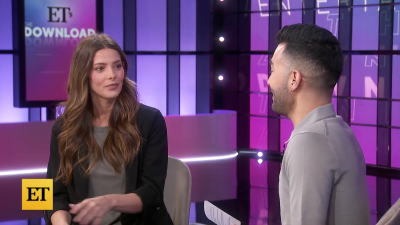 Ashley-Greene-dot-nl_2022EntertainmentTonight0189.jpg