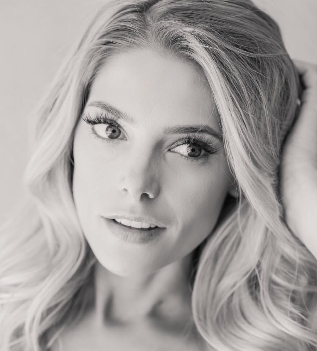 25 mei 2017: LOVE this girl and making up this face 💃🏼 @ashleygreene ✨ Daydreaming
.
Here I mixed up some long individuals from the Le Petit Double #houseoflashes with some long & mediums from their Le Petit Single collections 👌🏻
.
#EmmaWillisMakeup #JosephChaseHair #vanessahudgens #AshleyGreene #ContourFossa #NaturalMakeup #Lashes
25 mei 2017: LOVE this girl and making up this face 💃🏼 @ashleygreene ✨ Daydreaming
.
Here I mixed up some long individuals from the Le Petit Double #houseoflashes with some long & mediums from their Le Petit Single collections 👌🏻
.
#EmmaWillisMakeup #JosephChaseHair #vanessahudgens #AshleyGreene #ContourFossa #NaturalMakeup #Lashes