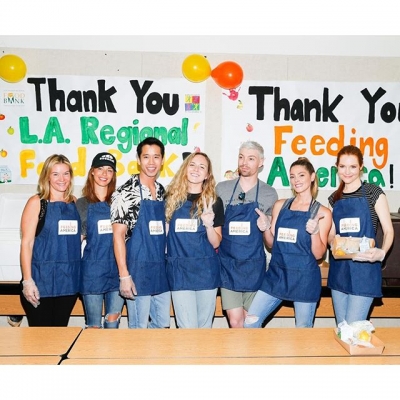 25 Juni: Such an amazing way to start off our summer. Serving lunch with @FeedingAmerica & @LAFoodBank to help end summer hunger for kids!
