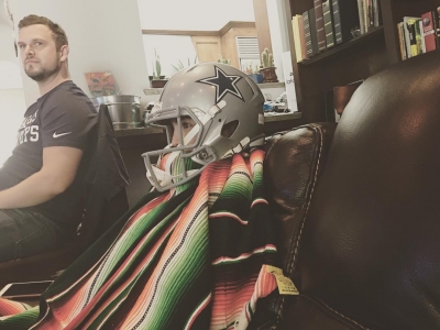02 oktober: @eizagonzalez trying to pretend to be an American in her special @dallascowboys helmet. 😹😹 #thatsmygirl #dallascowboys


