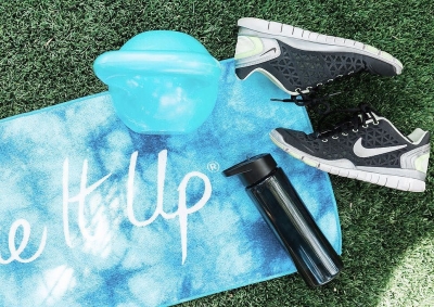 26 mei: Toning it 🆙 Tip for staying fit on-the-go: this @toneitup kettlebell can be filled with sand or water while you travel.

