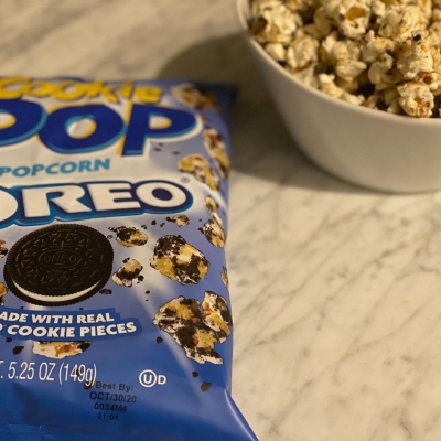 16 april: Hello Loves! I hope everyone is staying healthy and happy at home. While you’re there, I want to encourage you to 1. Check out #bombshell (Now on VOD) 😊 and 2. enjoy some delicious #OREOCookiePop by @eatsnackpop 🍿🍿You can go to snackpop.com and use code Snack30 for 30% off. It's only 150 calories and it is SO good. The brand has also been donating tons of snacks to @baby2baby to help families in need, which makes me so happy to support them. #baby2baby #SnackPopAtHome #CookiePop #StayAtHome #SnackPopPartner #popcorn #oreo

