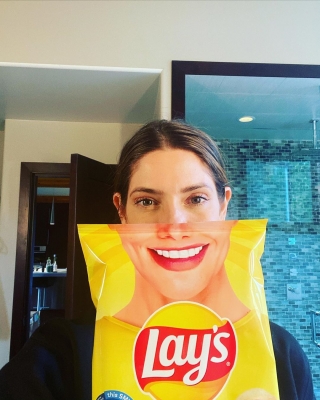 02 oktober: A smile is a curve that sets everything straight! @lays just sent me a custom bag featuring my smile! How freakin cool is that? Even cooler? They’re sharing stories of people who are inspiring joy and positivity in their communities through limited edition smiles bags, plus they’re donating $1 million in support of a cause that I’ve proudly supported for years, @operationsmile! Tell me how you’re making this world brighter using #SmilewithLays!
