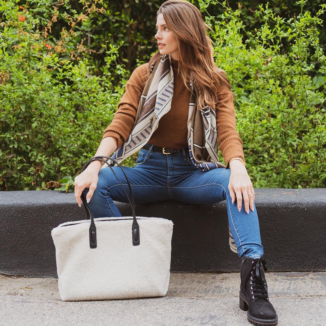 06 oktober: I've been craving that crisp air sweater weather and all of the fall fashion that comes with it… and its FINALLY here!! Bring on the lug sole boots, cozy shearling bags and complementary scarves. I’m really feeling these crown vintage @DSW boots and bag! Comfy, cute and functional. Whats your favorite part of fall fashion? #fallfashion #Ad #DSW #pumkinspicelatte
