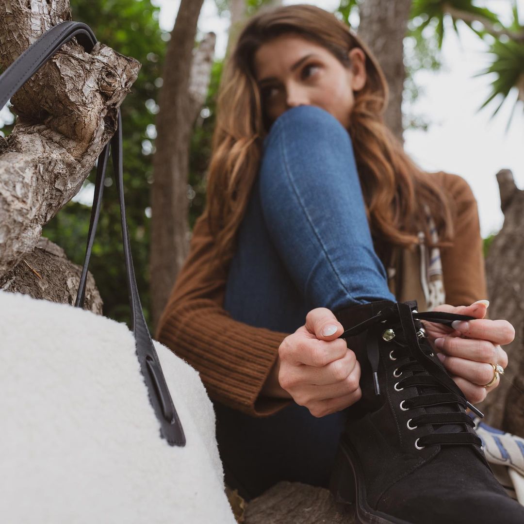 06 oktober: I've been craving that crisp air sweater weather and all of the fall fashion that comes with it… and its FINALLY here!! Bring on the lug sole boots, cozy shearling bags and complementary scarves. I’m really feeling these crown vintage @DSW boots and bag! Comfy, cute and functional. Whats your favorite part of fall fashion? #fallfashion #Ad #DSW #pumkinspicelatte
