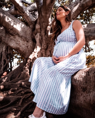 12 september: Nearing the end, but still feeling cute thanks to my one stop shop for all things pregnancy. I've become a BIG fan of their cotton dresses lately! @apeainthepodmaternity truly has been a lifesaver, keeping me cool and fresh throughout this last trimester - especially during this heatwave. What's your favorite maternity style? #motherhoodmaternity

CODE: Ashley25 for 25% off your purchase
