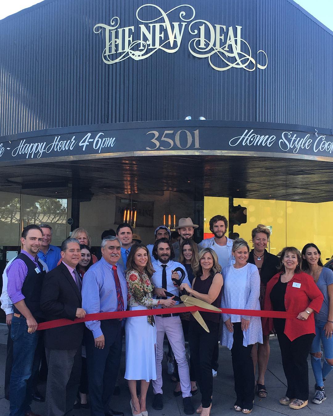 16 maart 2017: lHad a 🎀 cutting yesterday with the mayor! Just want to thank The Whole city of Burbank for coming out and supporting our little business. 🙏🙌 blessed

#Hungry #FoodPorn #Foodie #Foodgasm #PicOfTheDay #Amazing #ManVsFood #BestThingEver #Nom #NomNom #NomNomNoms #Tweegram #Food #TagsForLikes #InstaGoodlk #ForkYa #kChefMode #Passion #PostmatesDelivery #Restaurant
