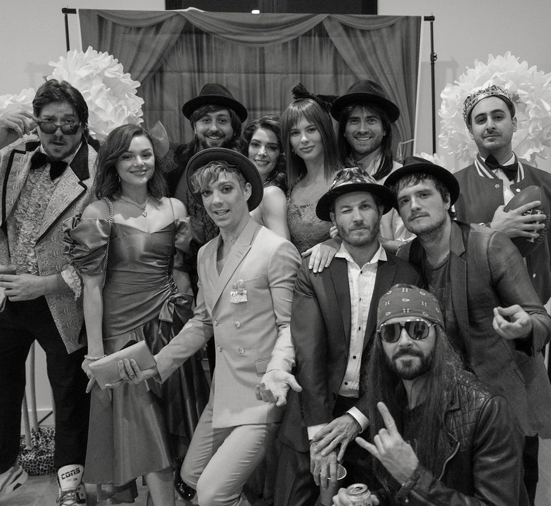 26 november 2019: It was just different times in the 1980s. It was radical, pretty tubular and of course bodacious! Epic party @liamhemsworth & @hemsworthluke | yβall know how to do it right π¨π½βπ€π©πΌβπ€ππΊπΉπ₯πΈπ·πΊπΉβοΈπΉπ#80s #80sParty
26 november 2019: It was just different times in the 1980s. It was radical, pretty tubular and of course bodacious! Epic party @liamhemsworth & @hemsworthluke | yβall know how to do it right π¨π½βπ€π©πΌβπ€ππΊπΉπ₯πΈπ·πΊπΉβοΈπΉπ#80s #80sParty