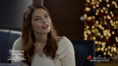 Ashley-Greene-dot-nl_ALittleChristmasCharm1972.jpg