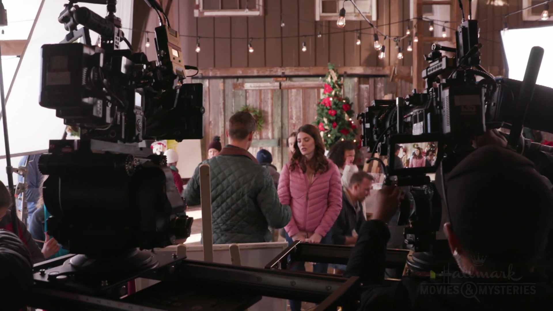 Ashley-Greene-dot-nl_ChristmasOnMyMind-OnLocation0009.jpg