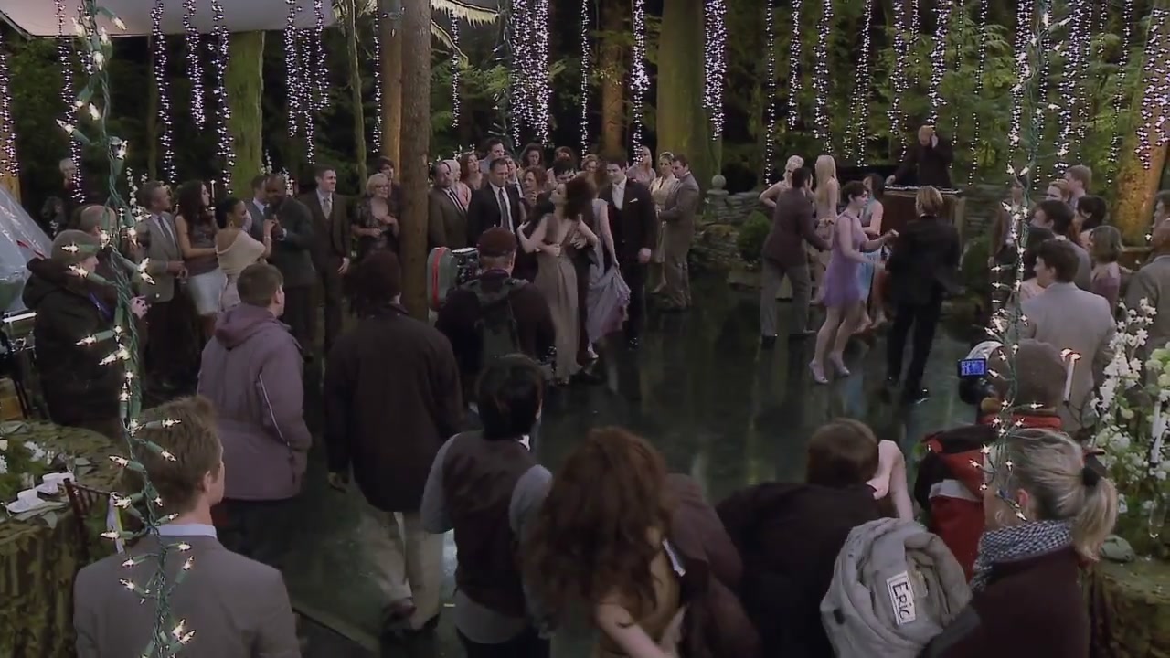 Ashley-Greene-dot-nl_BreakingDawn-FullBRoll0124.jpg