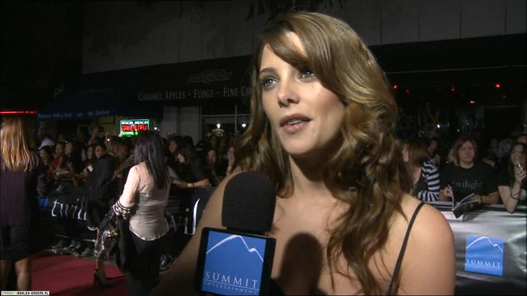Ashley-Greene_dot_nl--NewMoon_TheJourneyContinues00006.jpg