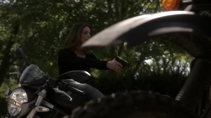 Ashley-Greene_dot_nl_Rogue-3x11NewShooter0242.jpg
