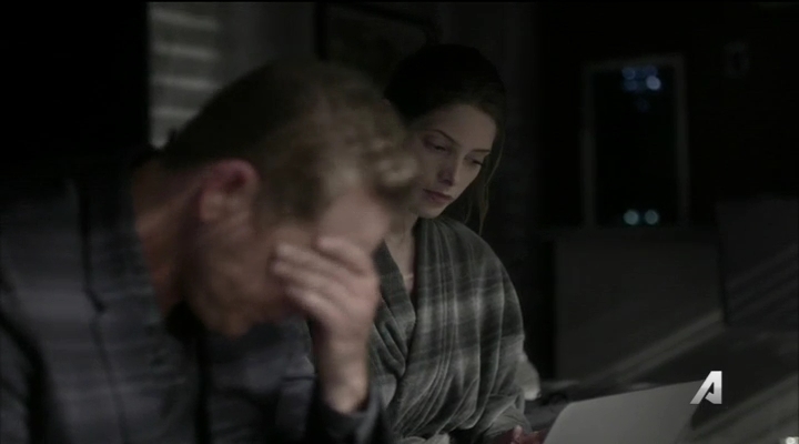 Ashley-Greene-dot_nl-Rogue3x14-0482.jpg