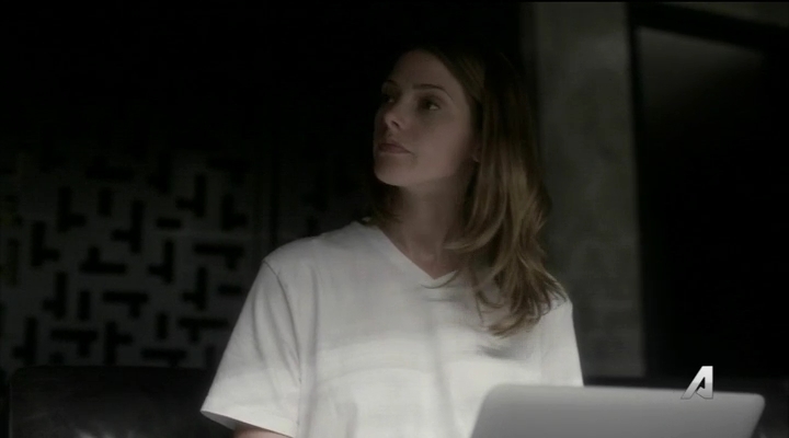 Ashley-Greene-dot_nl-Rogue3x14-1016.jpg