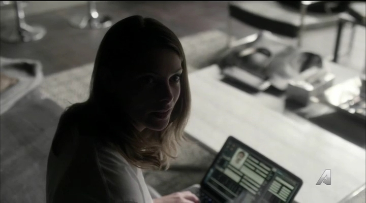 Ashley-Greene-dot_nl-Rogue3x14-1019.jpg