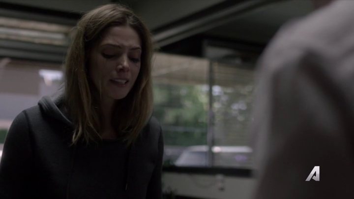 Ashley-Greene-dot-nl_Rogue4x02HowtheLightGetsIn-0125.jpg